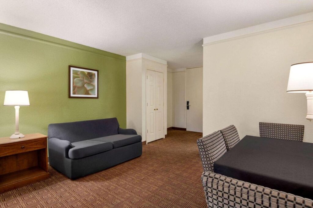 Baymont by Wyndham Intl Speedway I-95 Daytona Beach - Image 6