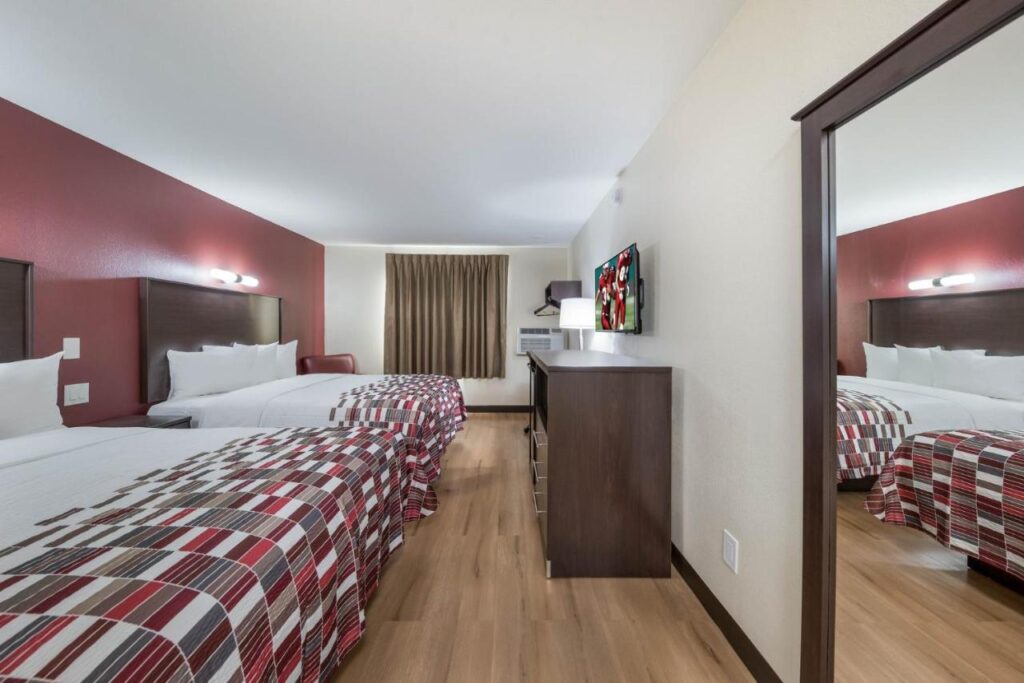 Red Roof Inn & Suites Denton - Image 3