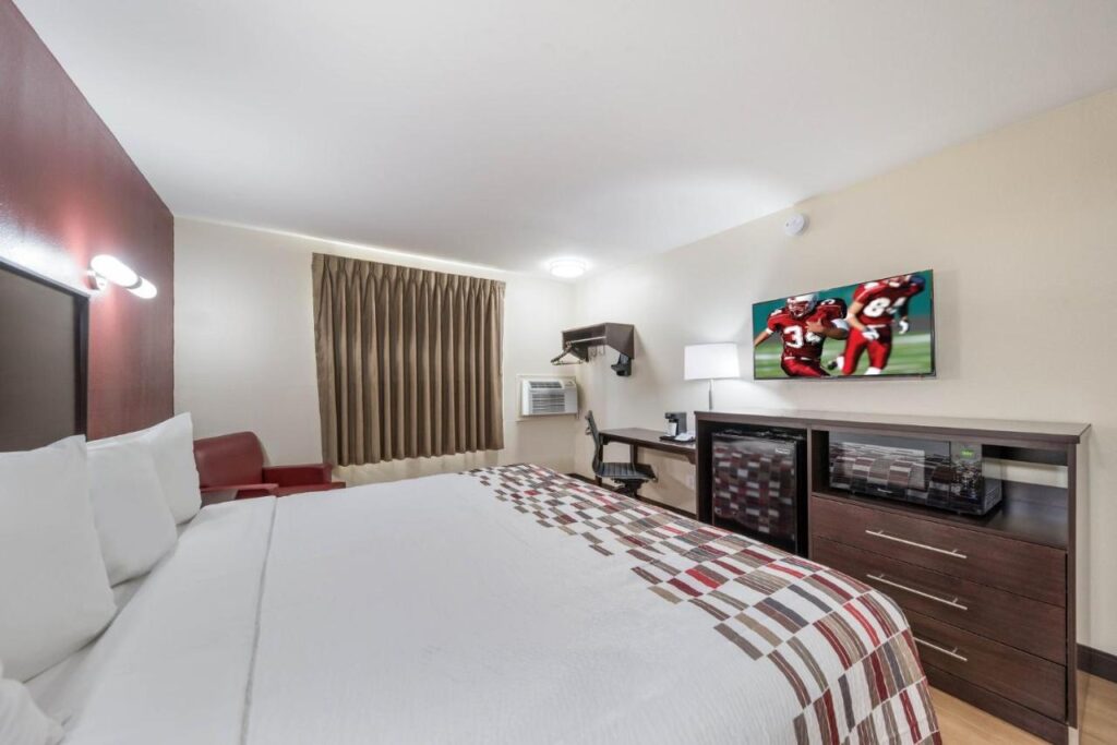 Red Roof Inn & Suites Denton - Image 5