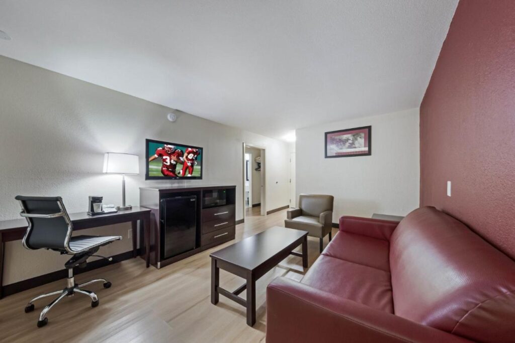 Red Roof Inn & Suites Denton - Image 6