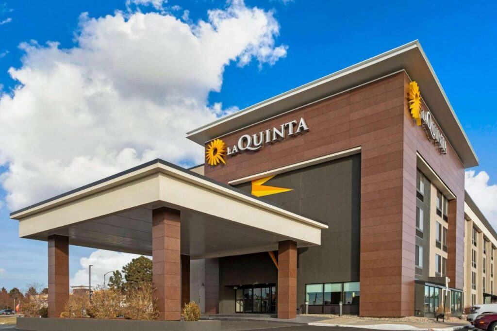 La Quinta Inn & Suites by Wyndham Denver Aurora Medical - Image 1