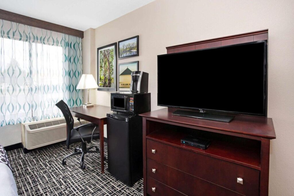La Quinta Inn & Suites by Wyndham Denver Aurora Medical - Image 2