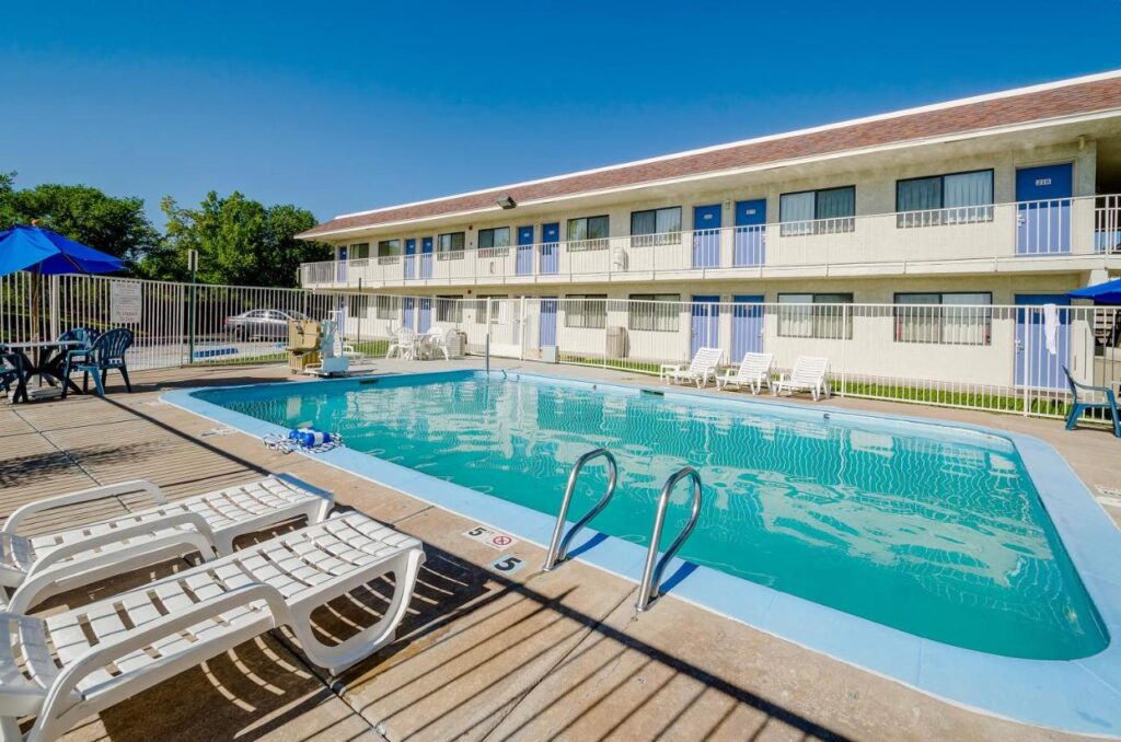 Motel 6 Thornton - Image 1