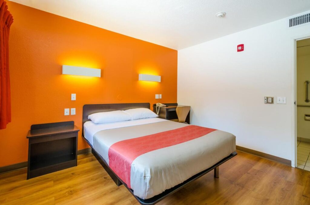 Motel 6 Thornton - Image 2