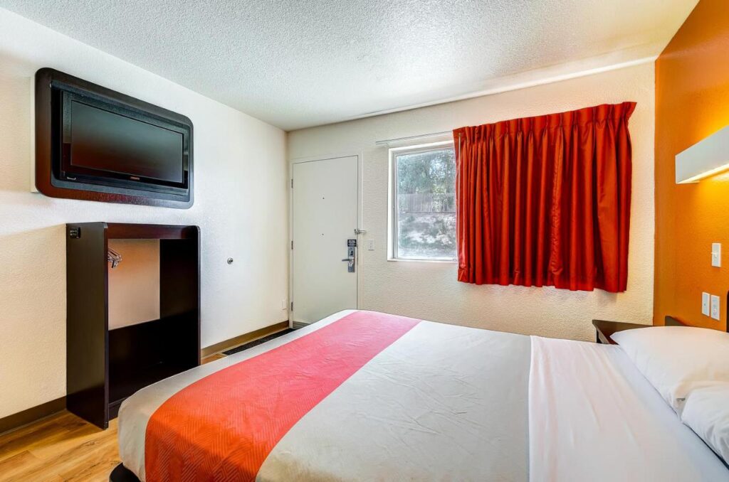 Motel 6 Thornton - Image 3