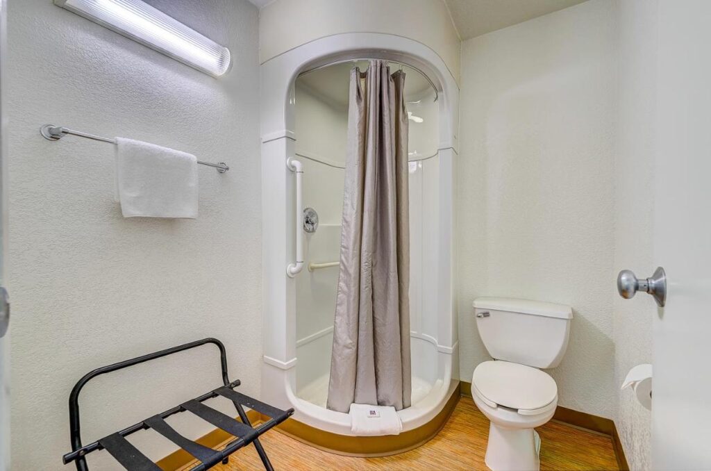 Motel 6 Thornton - Image 4