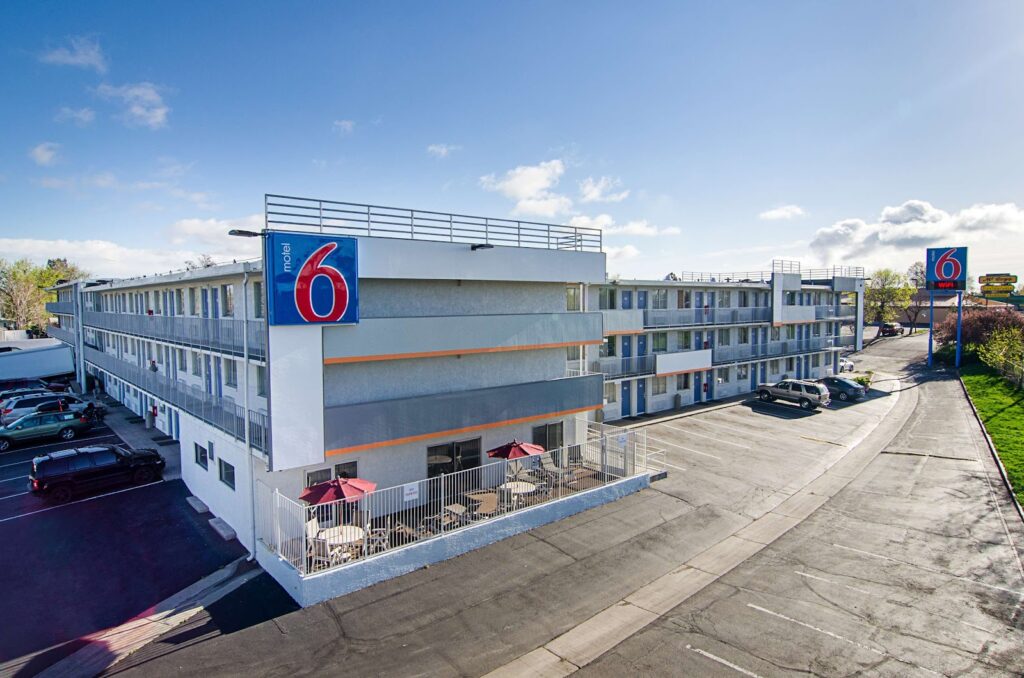 Motel 6 Thornton - Image 5