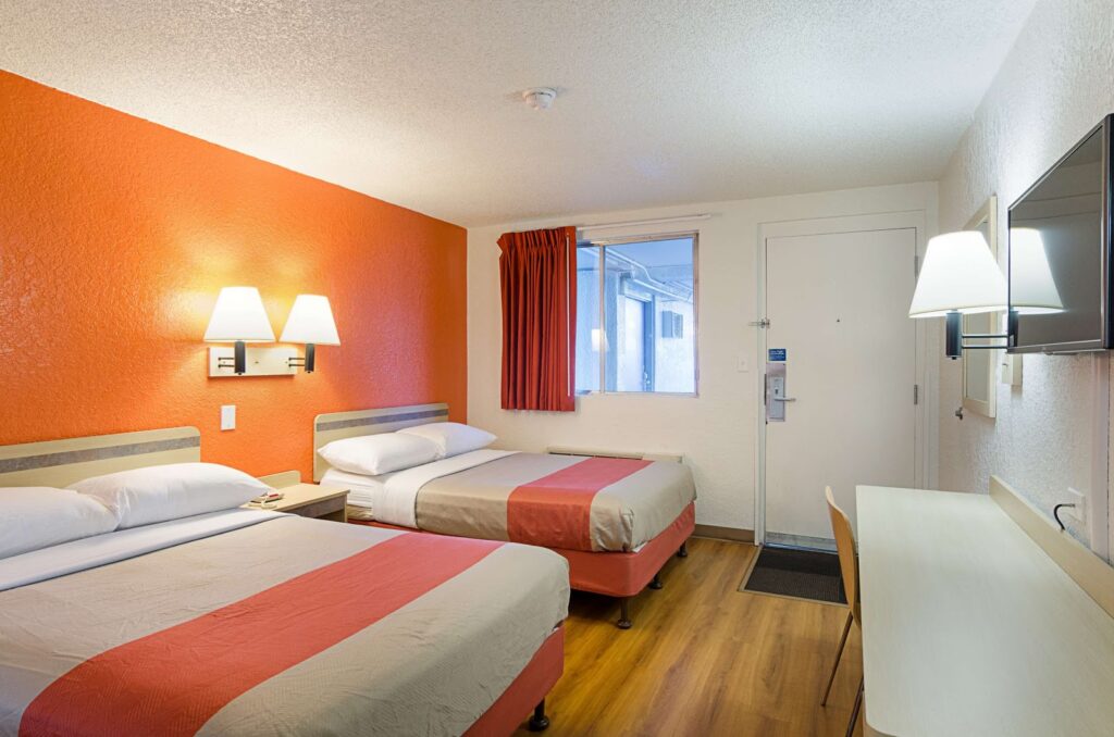 Motel 6 Thornton - Image 6
