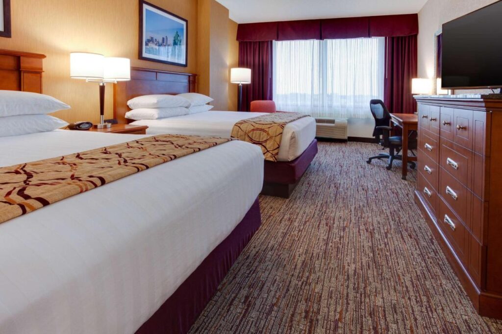 Drury Inn & Suites West Des Moines - Image 2