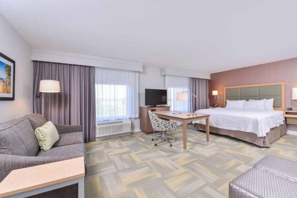 Hampton Inn and Suites Altoona-Des Moines by Hilton - Image 2
