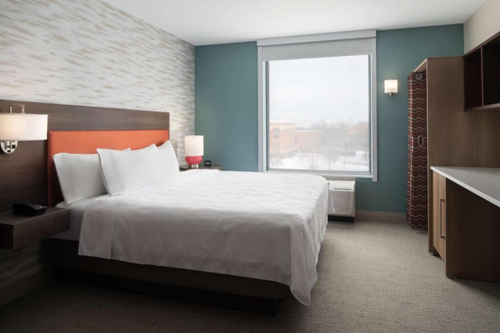 Home2 Suites by Hilton Des Moines at Drake University - Image 2