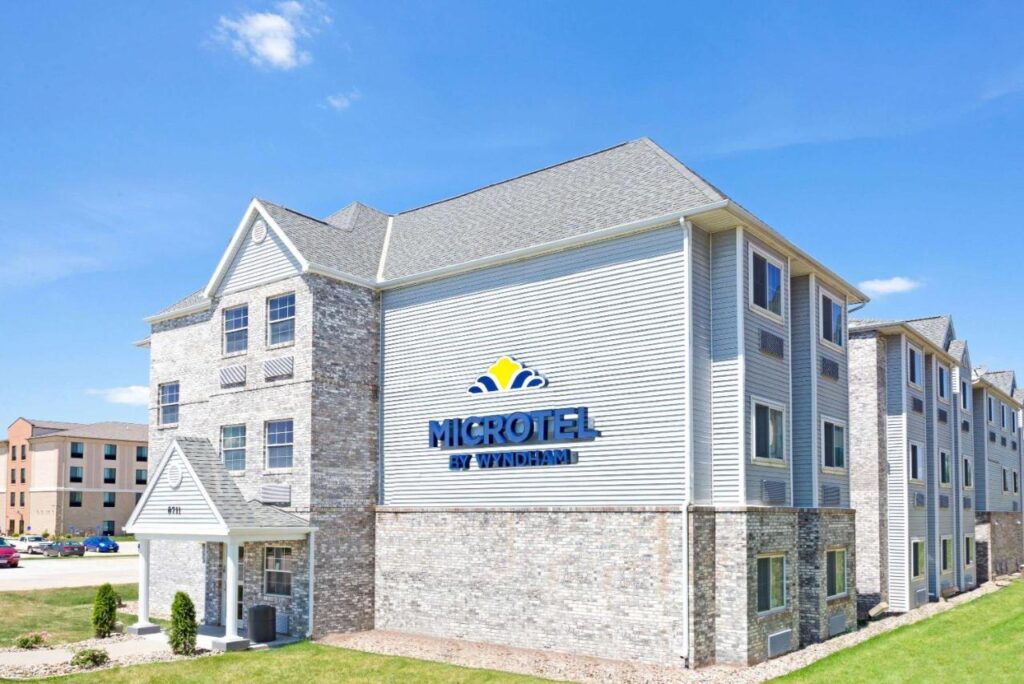 Microtel Inn & Suites Urbandale - Image 1
