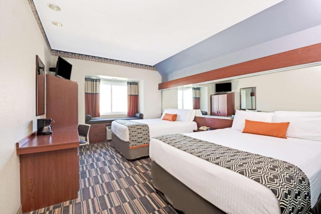 Microtel Inn & Suites Urbandale - Image 2