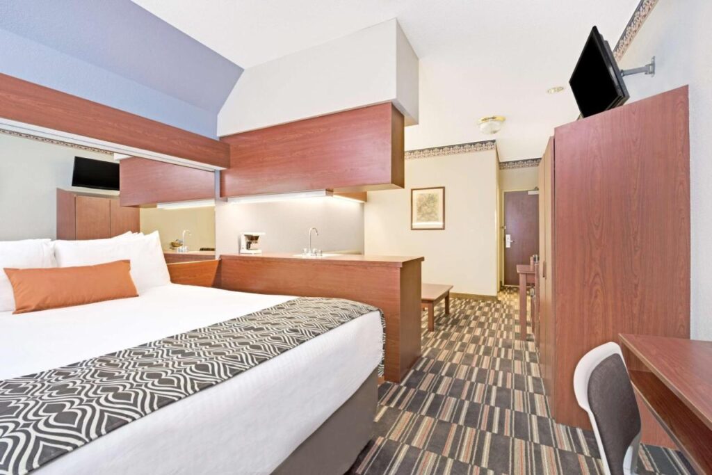 Microtel Inn & Suites Urbandale - Image 3