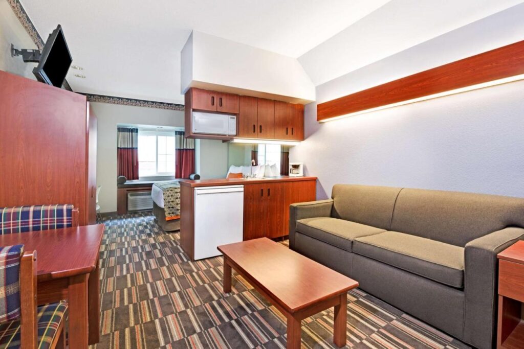 Microtel Inn & Suites Urbandale - Image 5