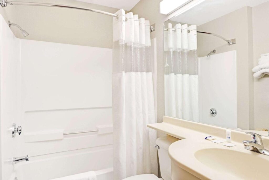 Microtel Inn & Suites Urbandale - Image 6