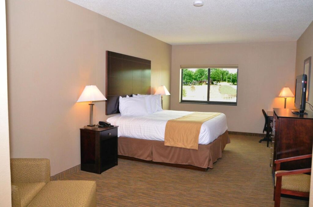 Qube Hotel - Polk City - Image 4