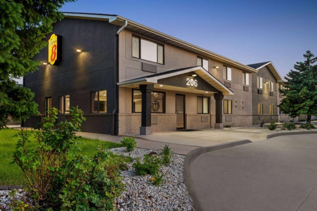 Super 8 by Wyndham Ankeny/Des Moines Area - Image 1