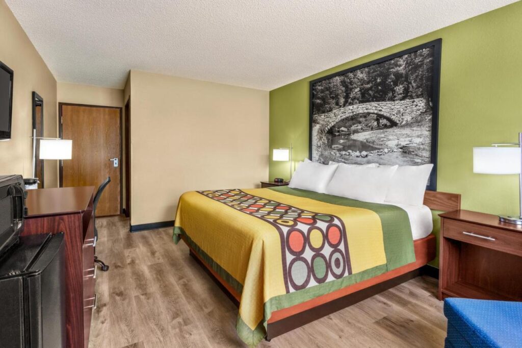Super 8 by Wyndham Ankeny/Des Moines Area - Image 2