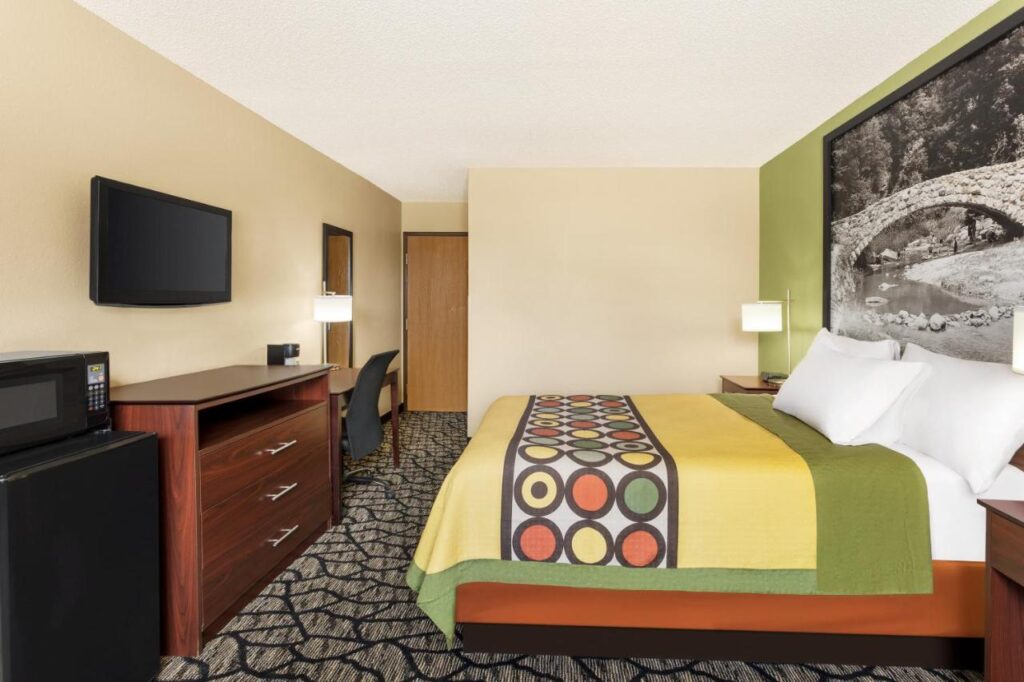 Super 8 by Wyndham Ankeny/Des Moines Area - Image 4