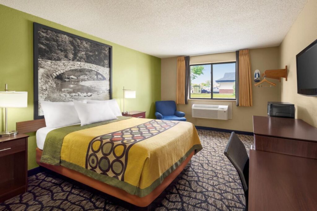 Super 8 by Wyndham Ankeny/Des Moines Area - Image 5