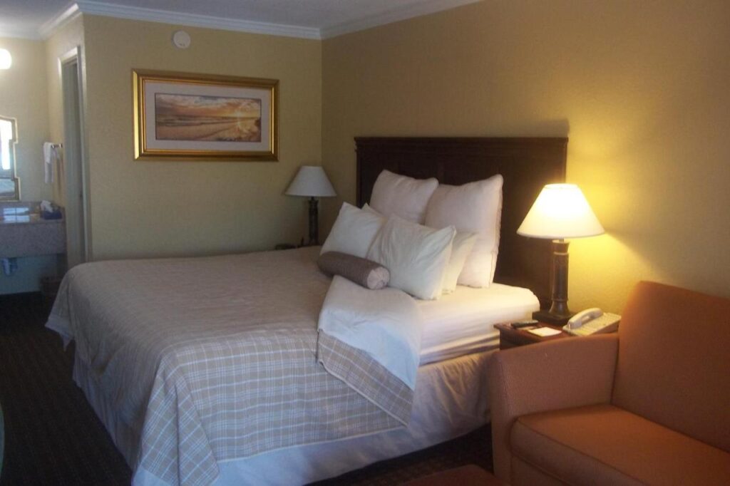 Days Inn by Wyndham Destin - Image 5