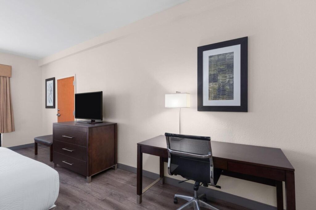Wingate by Wyndham Destin - Image 6