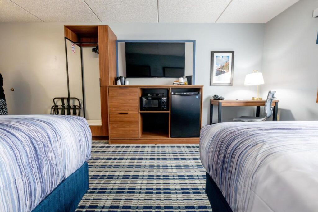 AmericInn by Wyndham Sturgeon Bay - Image 2