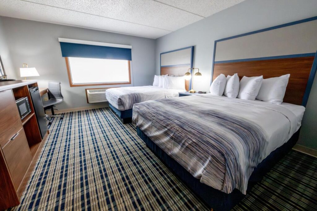 AmericInn by Wyndham Sturgeon Bay - Image 3