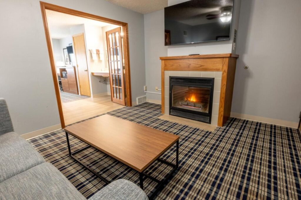 AmericInn by Wyndham Sturgeon Bay - Image 4