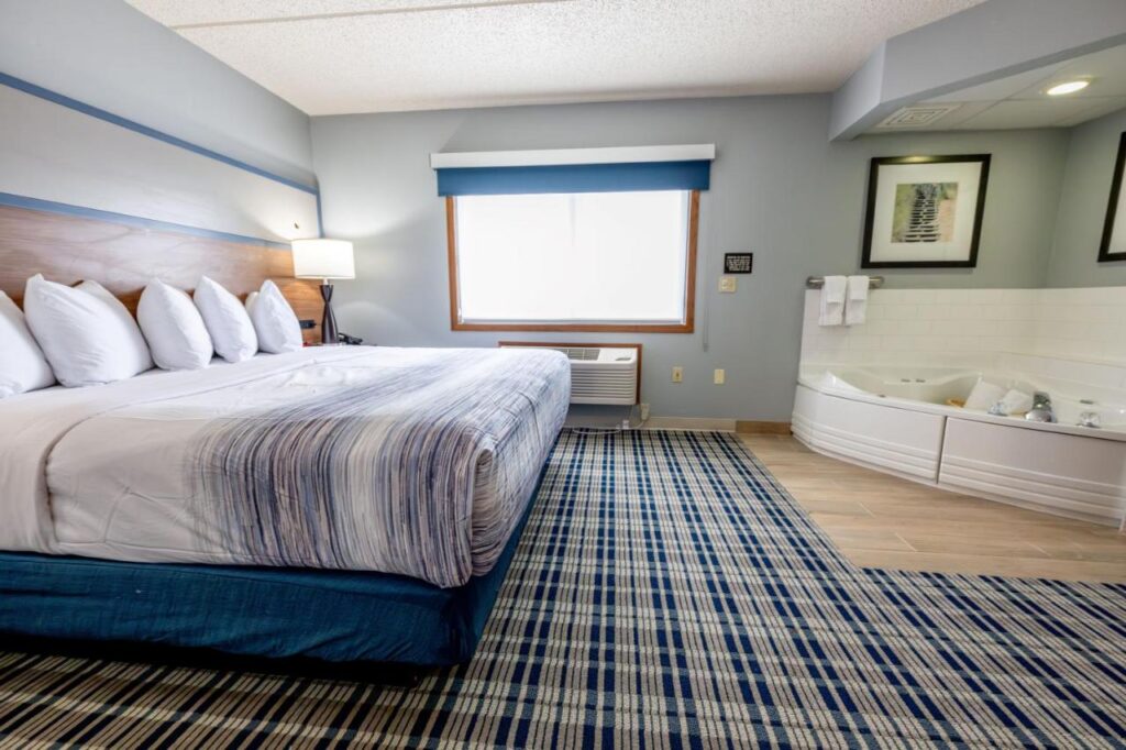 AmericInn by Wyndham Sturgeon Bay - Image 6