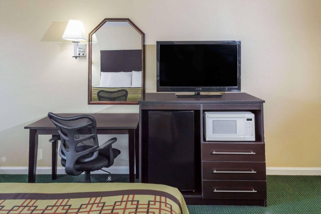 Days Inn by Wyndham Enterprise - Image 6