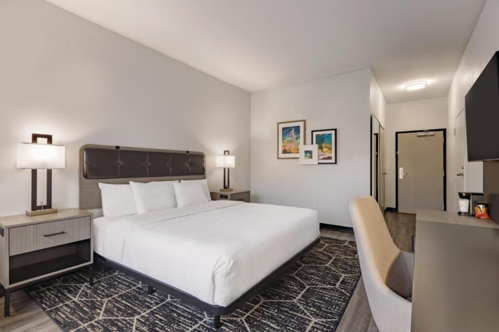 La Quinta inn & suites by Wyndham Dothan - Image 2