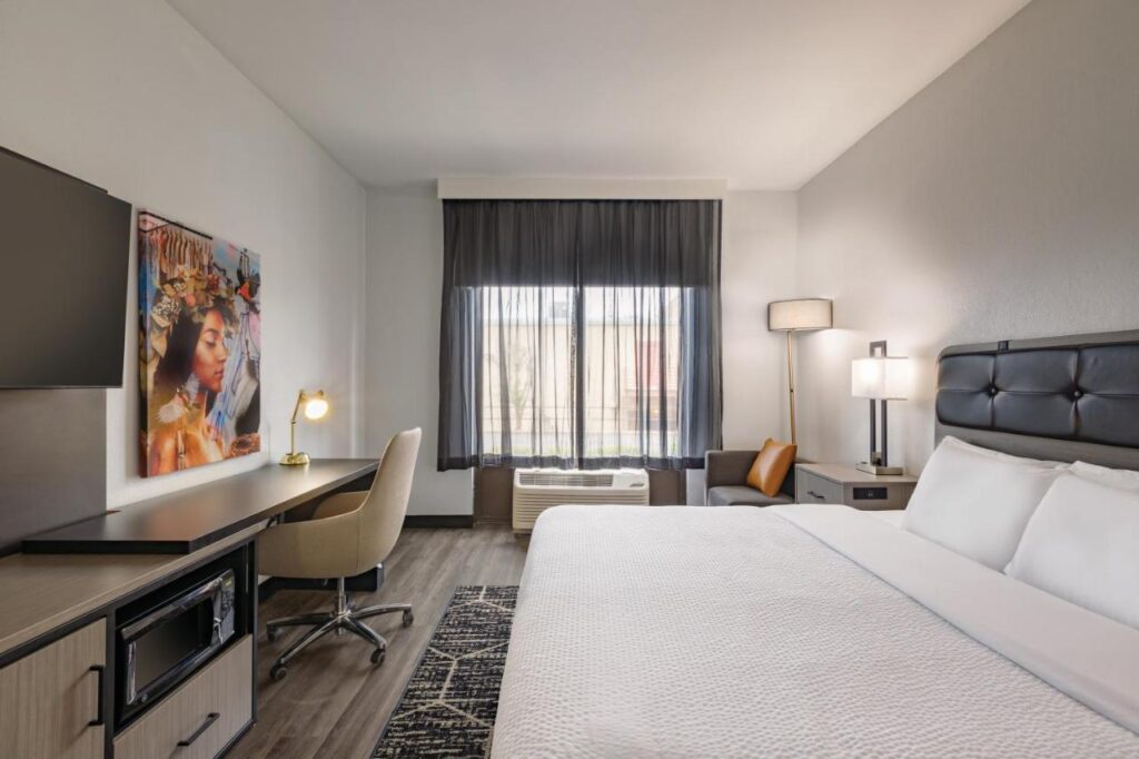La Quinta inn & suites by Wyndham Dothan - Image 3