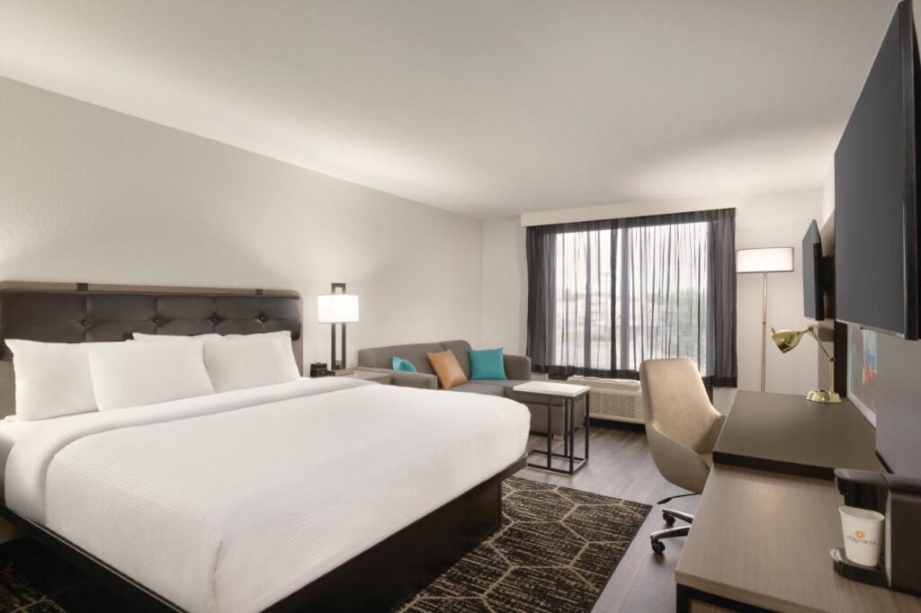 La Quinta inn & suites by Wyndham Dothan - Image 4