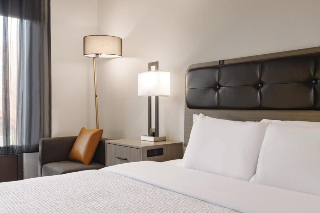 La Quinta inn & suites by Wyndham Dothan - Image 5
