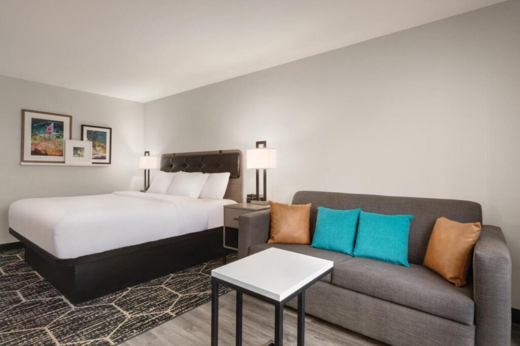 La Quinta inn & suites by Wyndham Dothan - Image 6