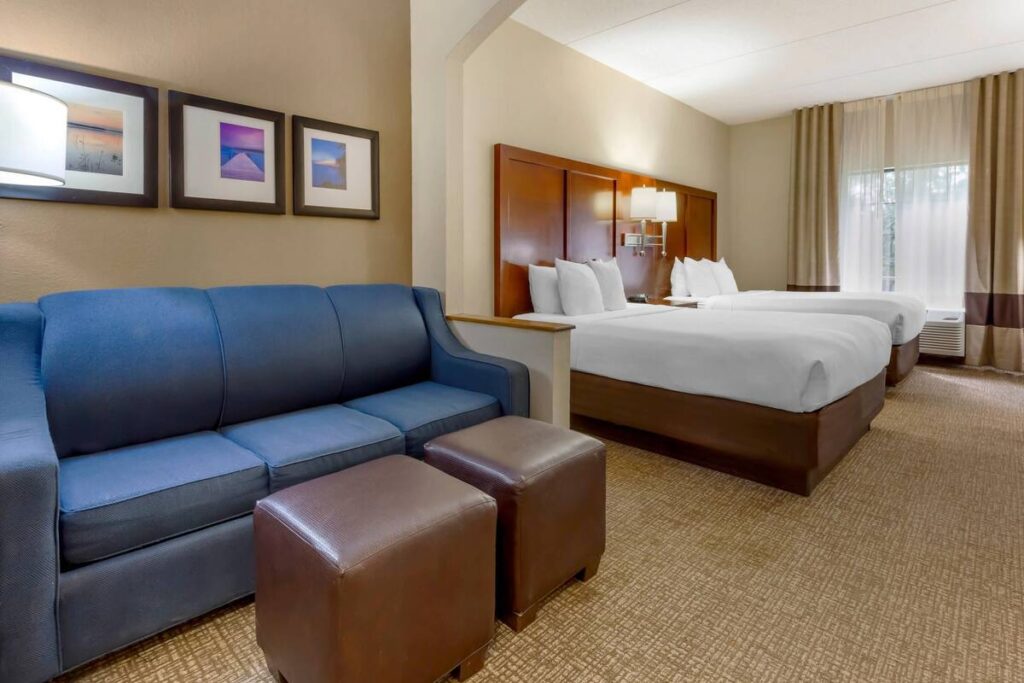 Comfort Suites Regency Park - Image 4