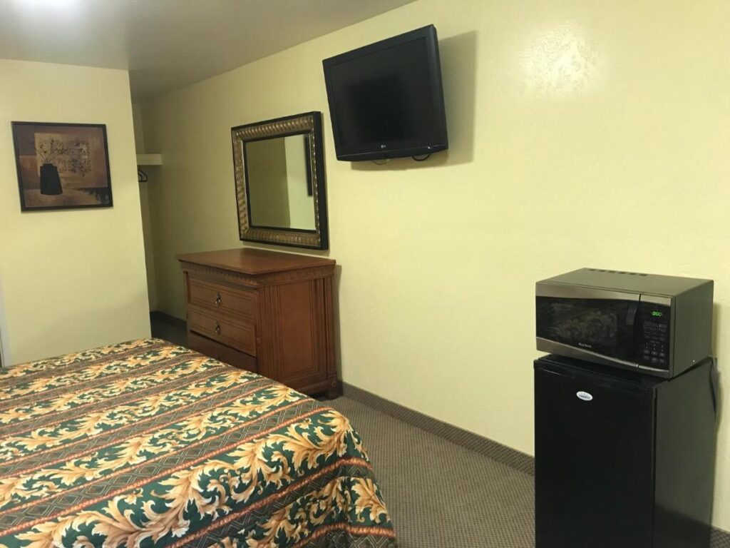 Hacienda Motel - Image 2