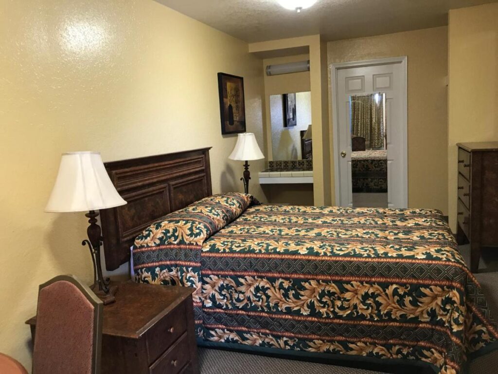 Hacienda Motel - Image 3