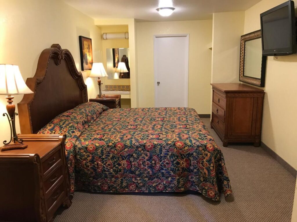 Hacienda Motel - Image 4