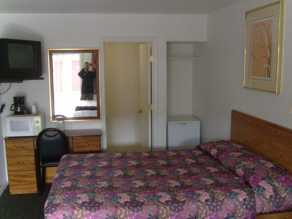 Cascade City Center Motel - Image 3