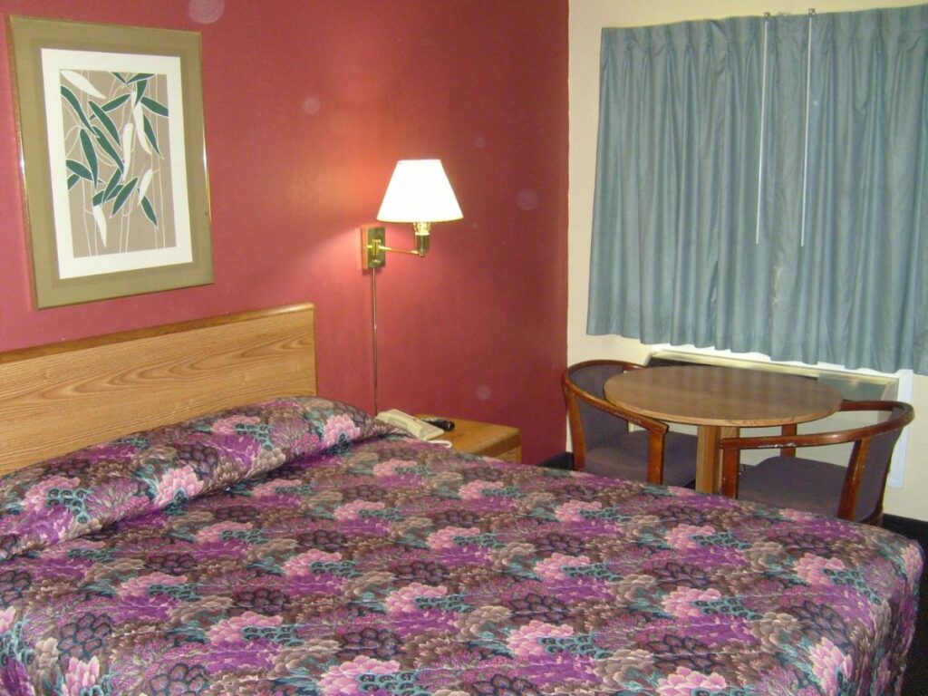 Cascade City Center Motel - Image 6
