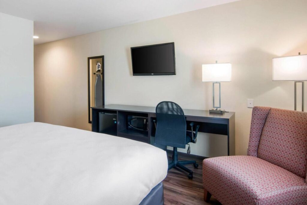 Econo Lodge Inn & Suites Springfield Main Street - Image 1