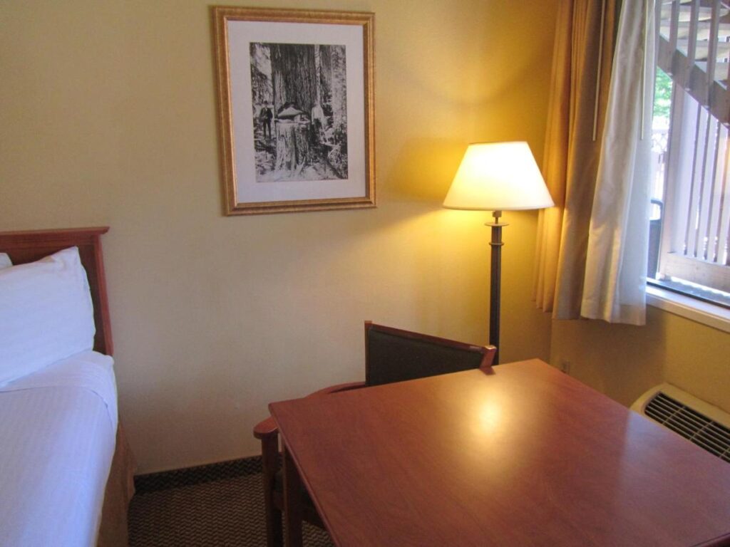 Oakridge Inn & Suites - Image 1