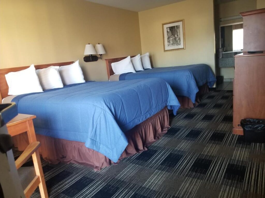Oakridge Inn & Suites - Image 2