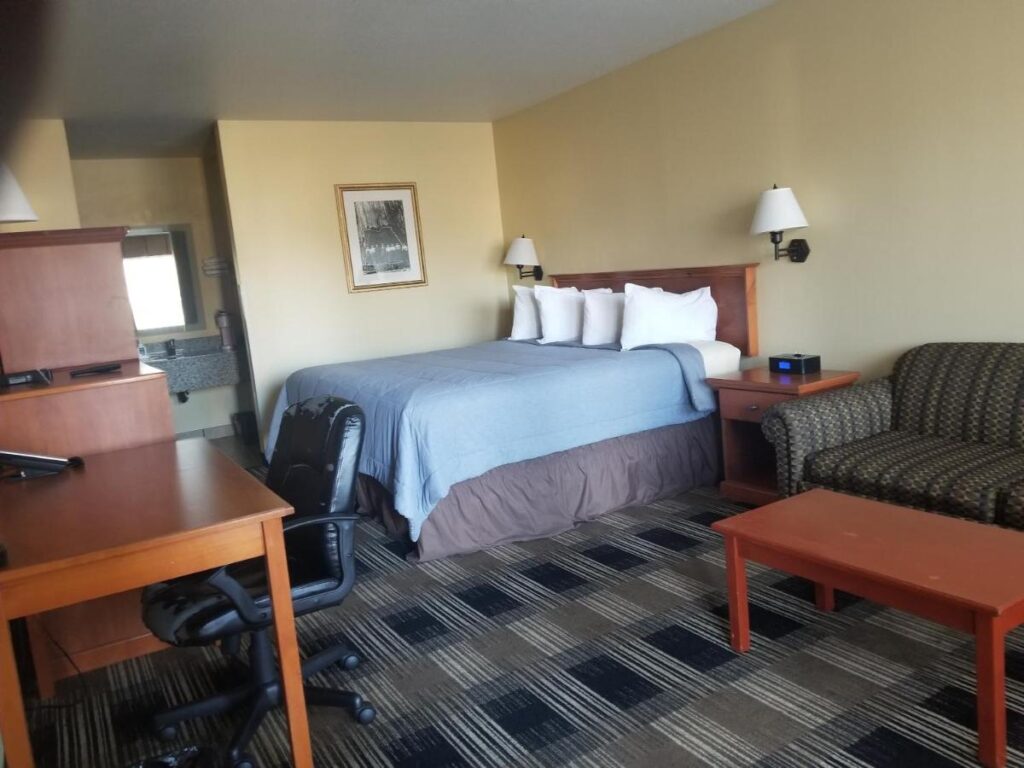 Oakridge Inn & Suites - Image 4