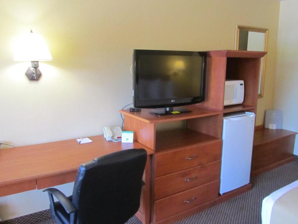 Oakridge Inn & Suites - Image 5