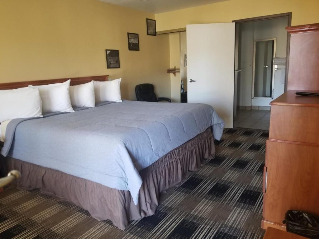Oakridge Inn & Suites - Image 6