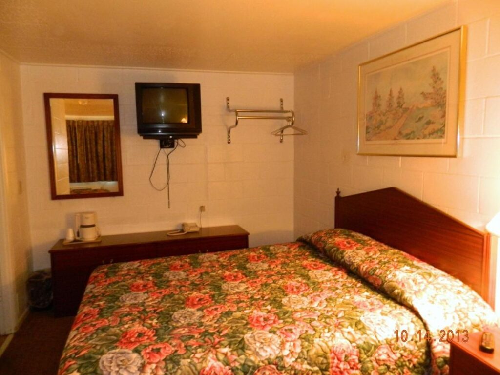 Relax Inn - Cottage Grove - Image 2